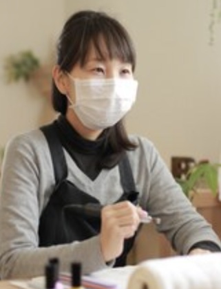 Rapi organic nail のネイリスト 大西加奈子。施術中の様子