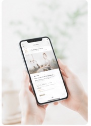 スマートフォンでサイトを見ている様子